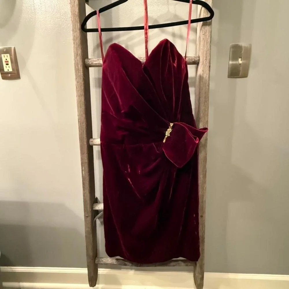Rimini velvet dress size 8,‎ zipper good, missing part of hook and eye.